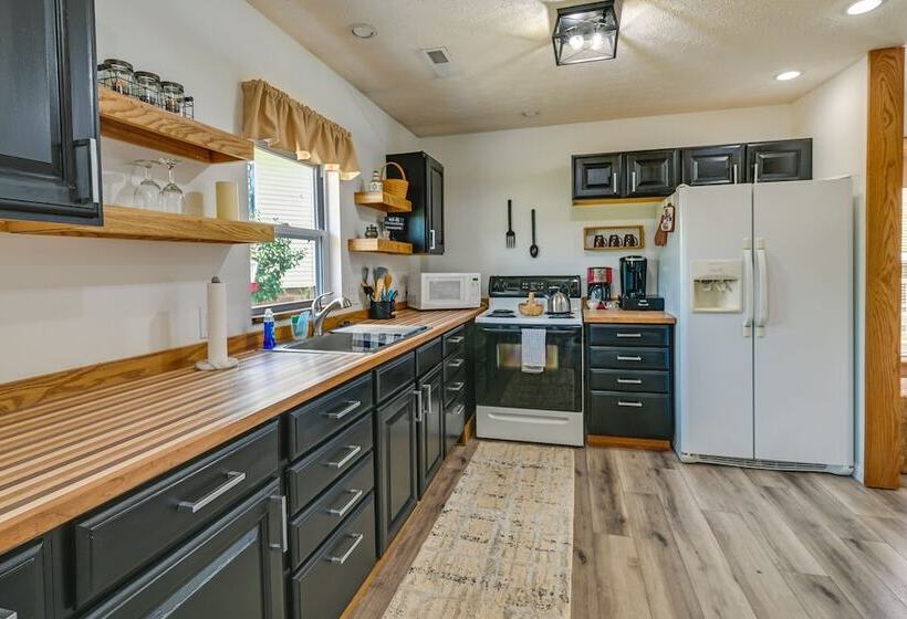 Charming Smiths Grove Home Near Cave Tours!