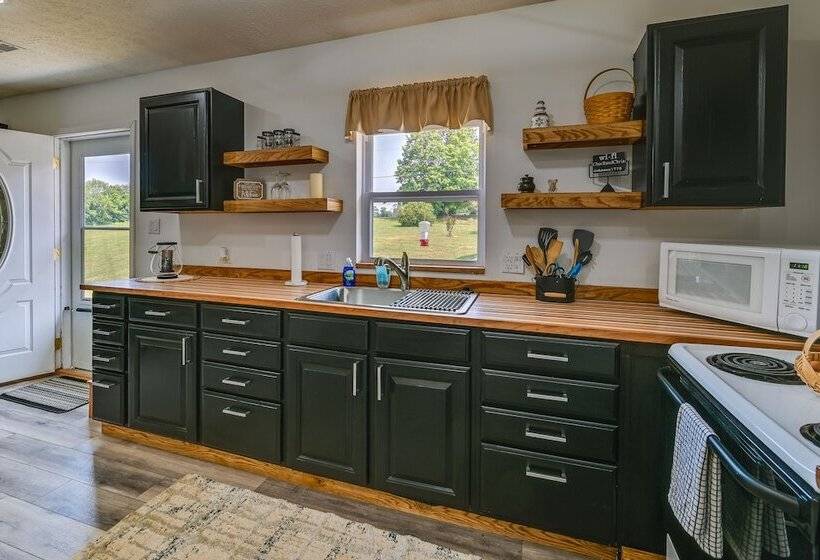 Charming Smiths Grove Home Near Cave Tours!