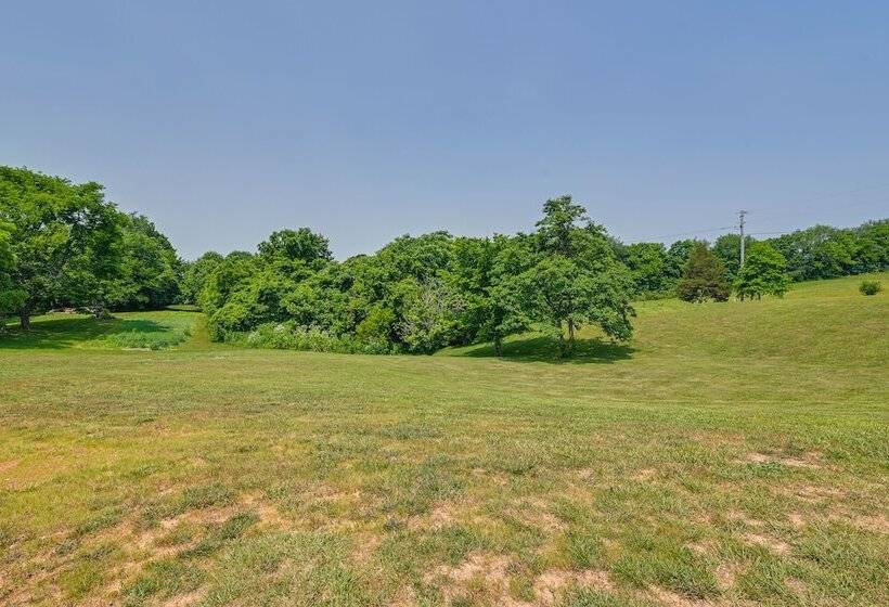 Charming Smiths Grove Home Near Cave Tours!