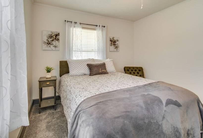 Charming Springfield Home: 2 Mi To Downtown