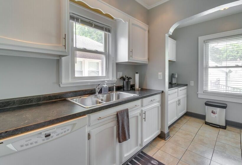 Charming Springfield Home: 2 Mi To Downtown