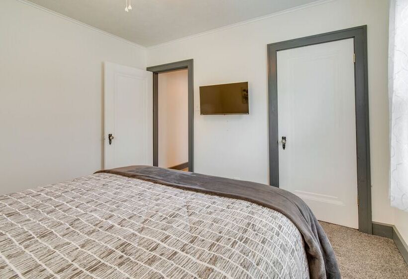 Charming Springfield Home: 2 Mi To Downtown