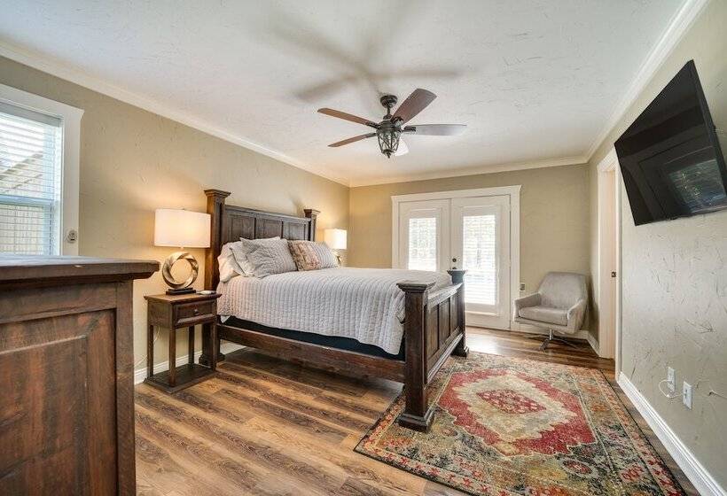 Charming Texarkana Home: Lake & Pool Access!