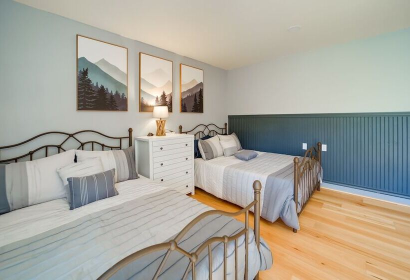 Hot Tub, Fire Pit & Deck: Chic Arizona Retreat