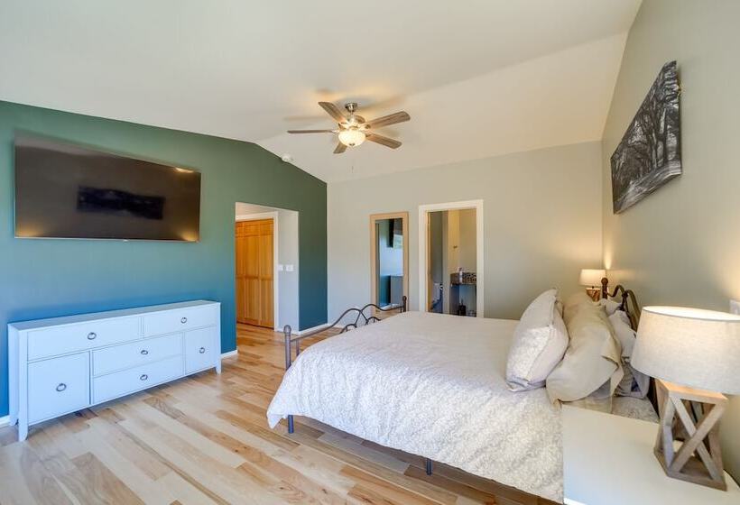 Hot Tub, Fire Pit & Deck: Chic Arizona Retreat