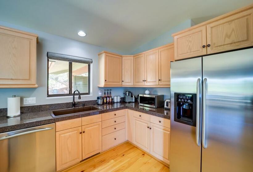 Hot Tub, Fire Pit & Deck: Chic Arizona Retreat