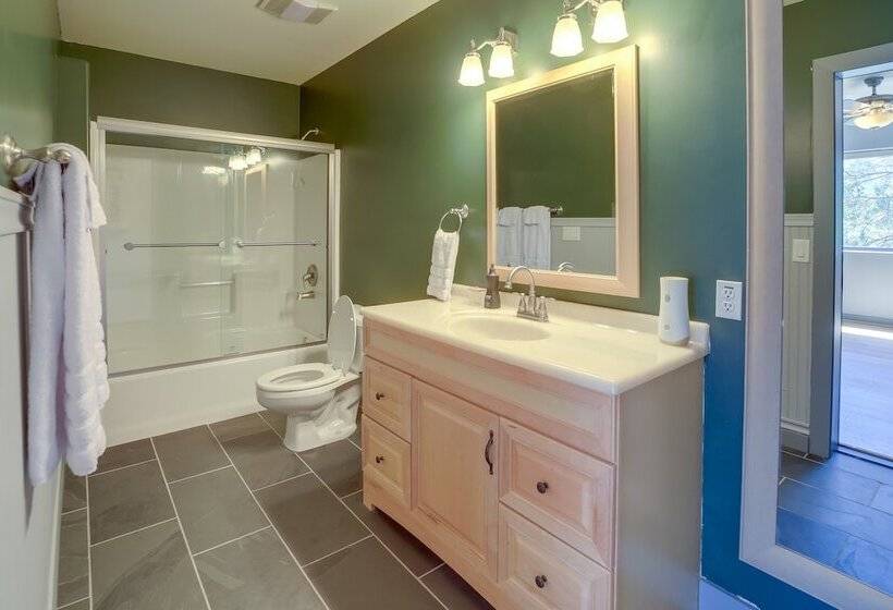 Hot Tub, Fire Pit & Deck: Chic Arizona Retreat