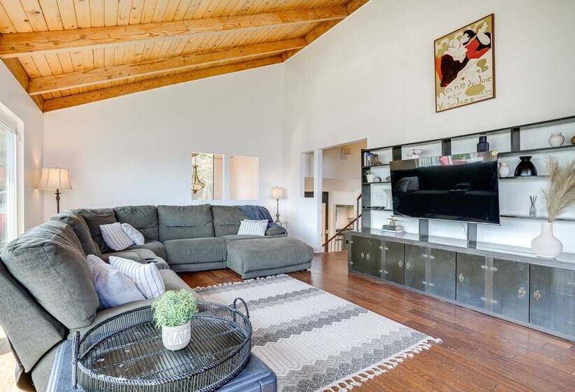 Chic Santa Paula Home W/ Mountain & City Views!