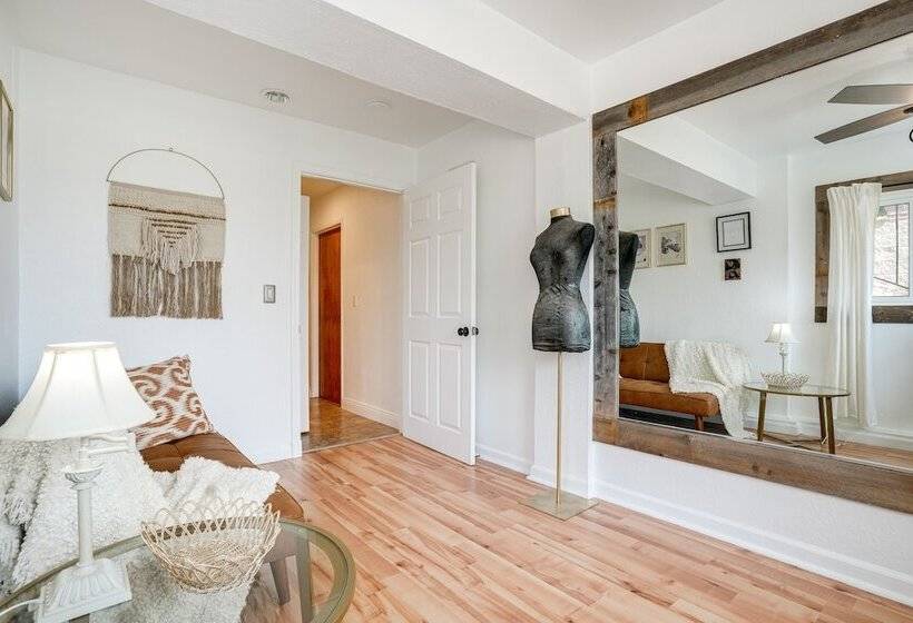 Chic Santa Paula Home W/ Mountain & City Views!