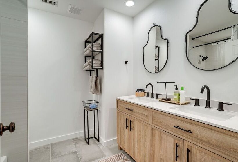 Chic Santa Paula Home W/ Mountain & City Views!