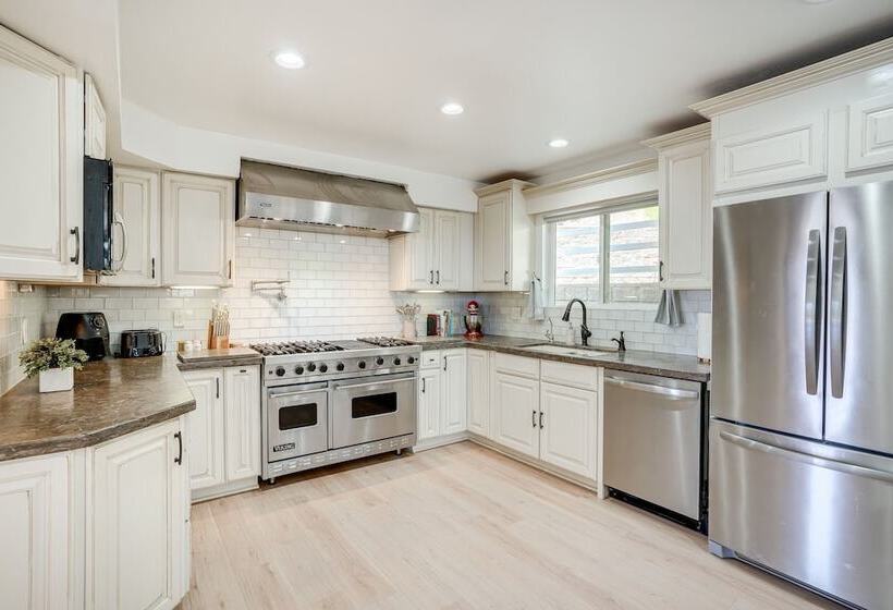 Chic Santa Paula Home W/ Mountain & City Views!