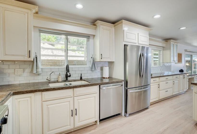 Chic Santa Paula Home W/ Mountain & City Views!