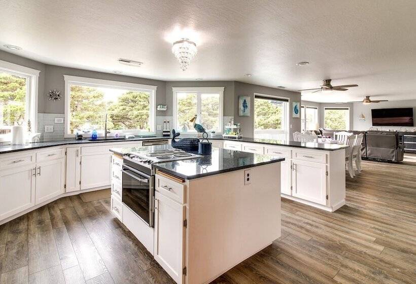 Coastal Bandon Vacation Rental: Walk To Beach!