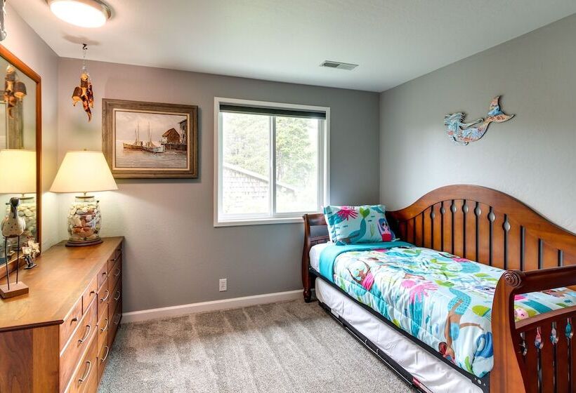 Coastal Bandon Vacation Rental: Walk To Beach!