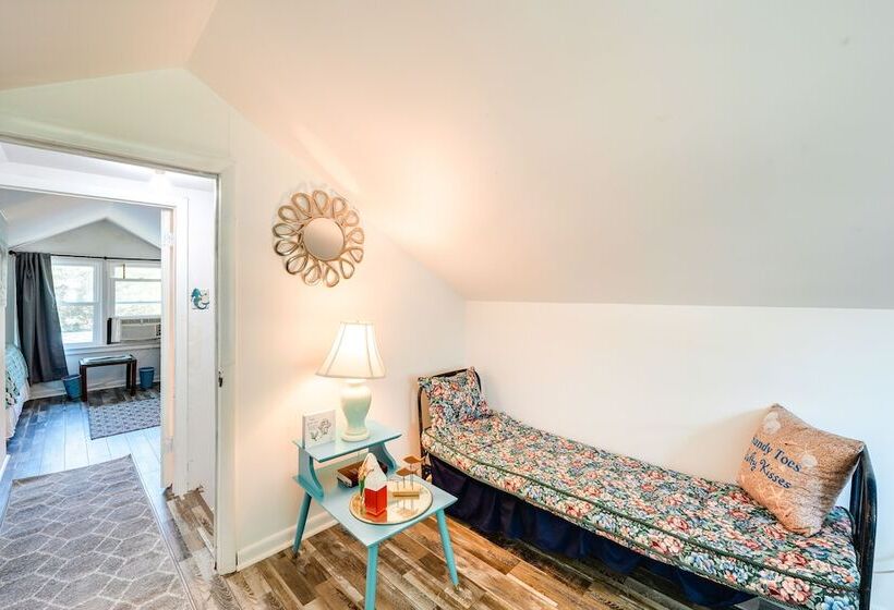 Beachy Outer Banks Retreat W/ Deck + Grill!