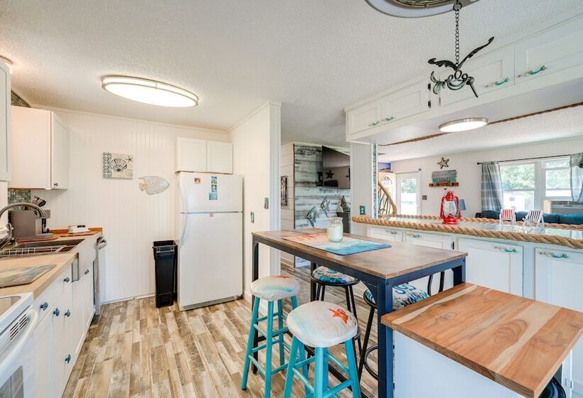 Beachy Outer Banks Retreat W/ Deck + Grill!
