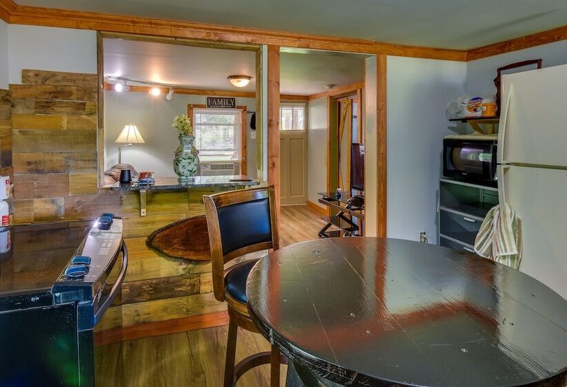 Cozy Cabin Near Lake Hartwell & Clemson University