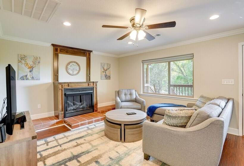 Cozy East Texas Retreat Near Lake O The Pines!