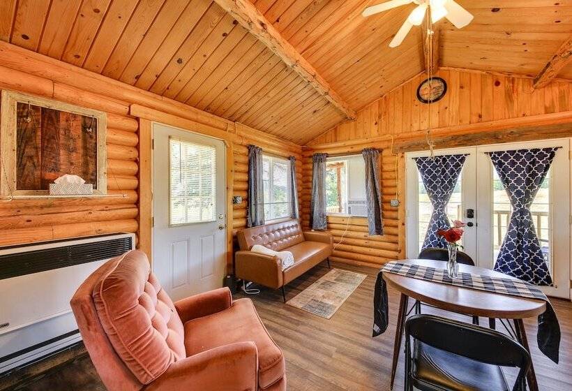 Cozy Farm Cabin   9 Mi To Trout Creek!