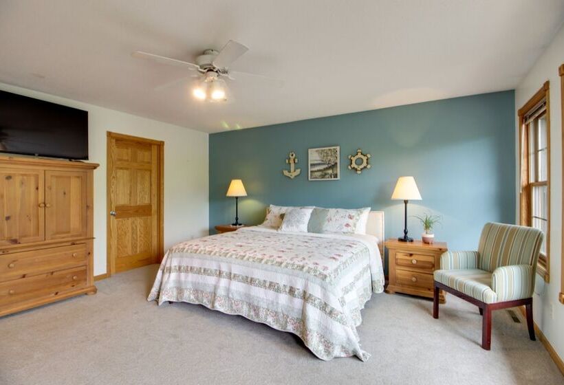 Cozy Frazee Lake Home W/ Hot Tub & Fire Pit!