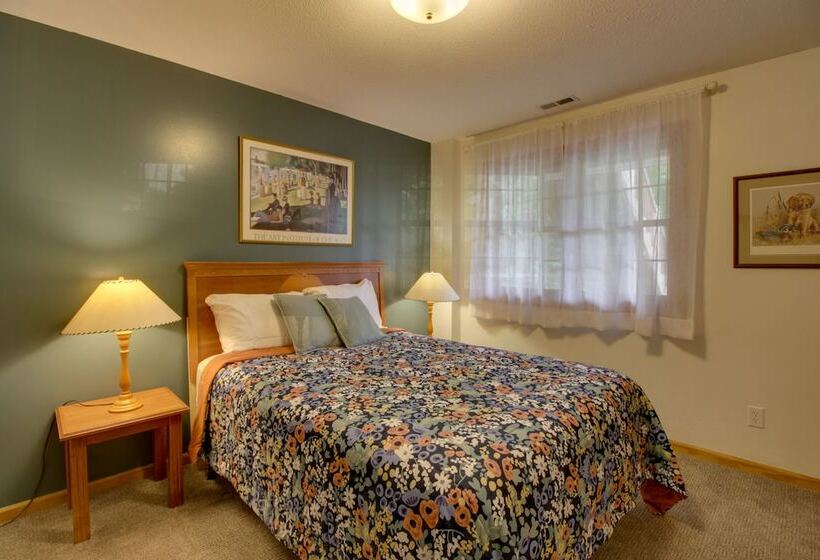 Cozy Frazee Lake Home W/ Hot Tub & Fire Pit!