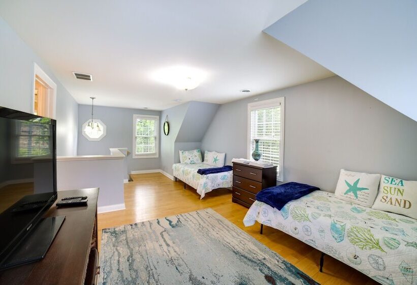 Steps To Lake Michigan Beach: Gary Vacation Rental