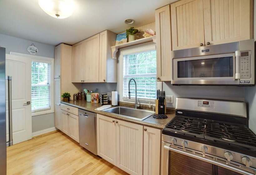 Steps To Lake Michigan Beach: Gary Vacation Rental