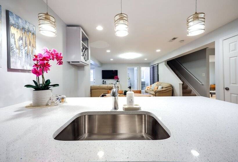 Cozy Herndon Home Near Wineries!