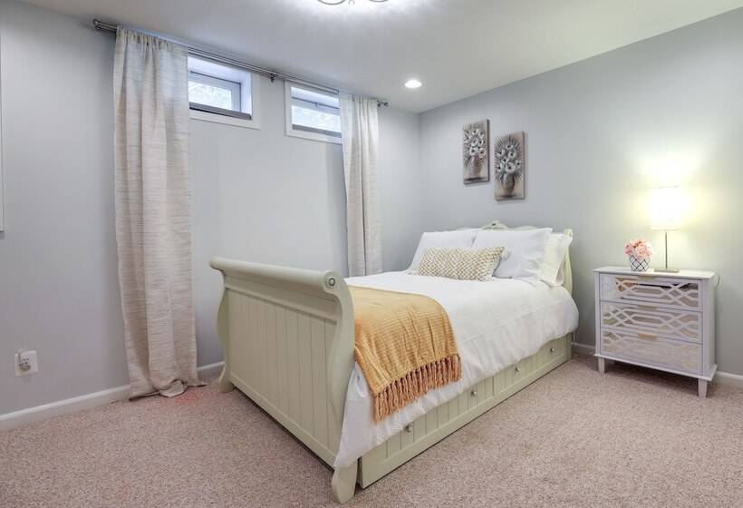 Cozy Herndon Home Near Wineries!