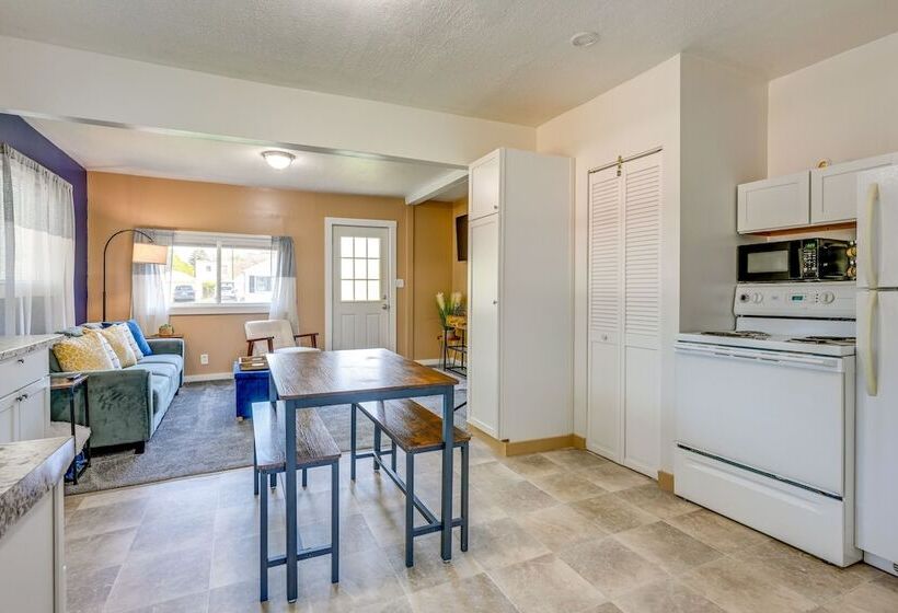 Cozy Home W/ Backyard ~ 3 Mi To Downtown Saginaw!