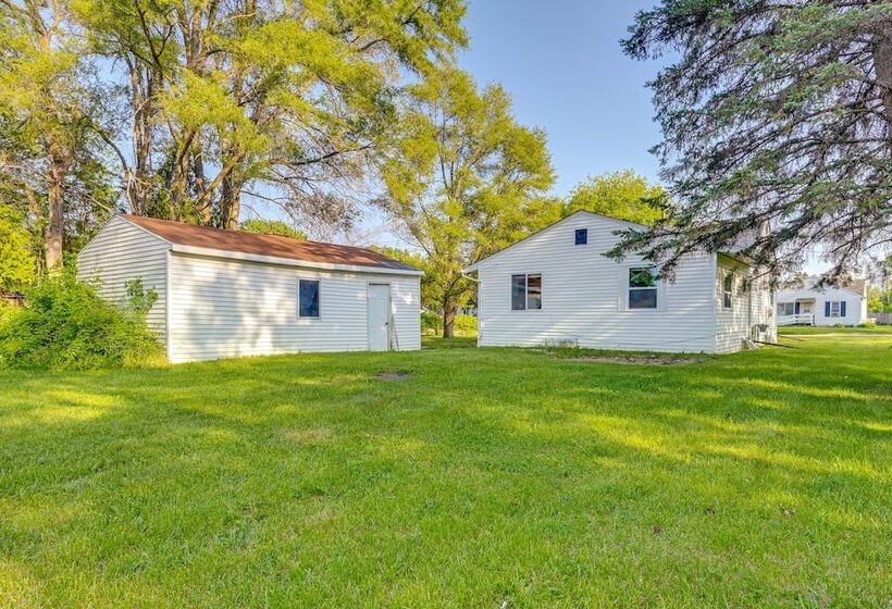 Cozy Home W/ Backyard ~ 3 Mi To Downtown Saginaw!