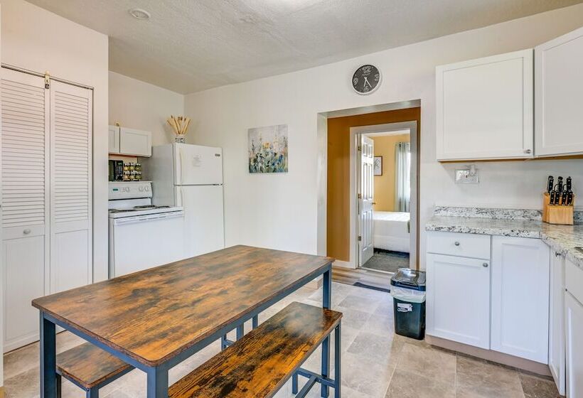 Cozy Home W/ Backyard ~ 3 Mi To Downtown Saginaw!