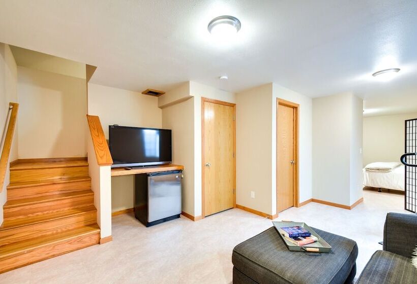 Cozy Iowa City Home ~ 2 Mi To Kinnick Stadium!