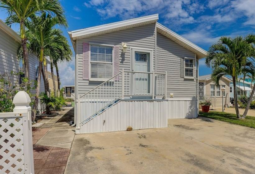 Cozy Jensen Beach Home: Pool Access, Walk To Beach