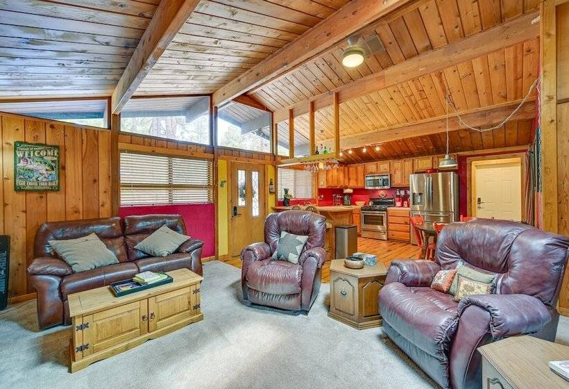 Cozy Munds Park Cabin W/ Fireplace & Deck!