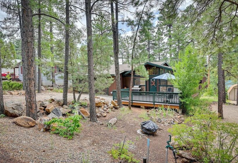 Cozy Munds Park Cabin W/ Fireplace & Deck!