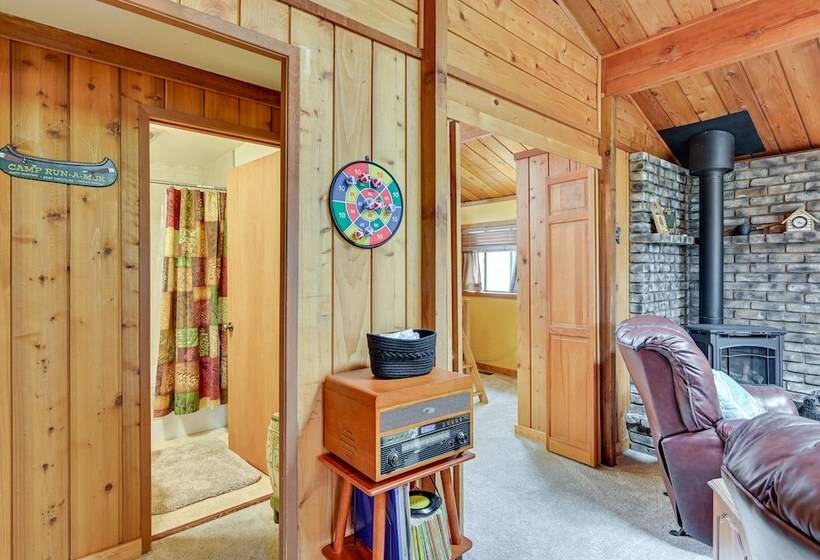Cozy Munds Park Cabin W/ Fireplace & Deck!
