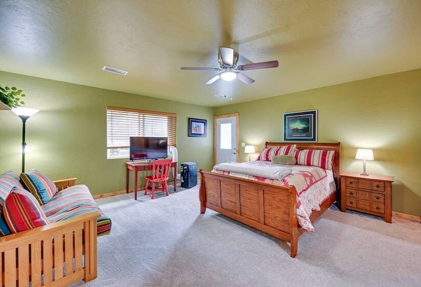 Cozy Munds Park Cabin W/ Fireplace & Deck!