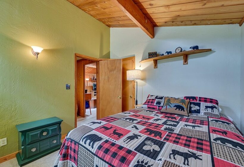 Cozy Munds Park Cabin W/ Fireplace & Deck!