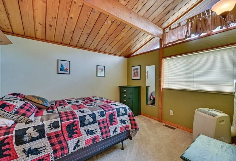 Cozy Munds Park Cabin W/ Fireplace & Deck!