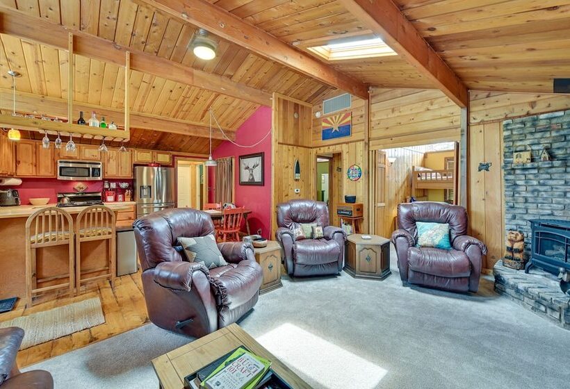Cozy Munds Park Cabin W/ Fireplace & Deck!