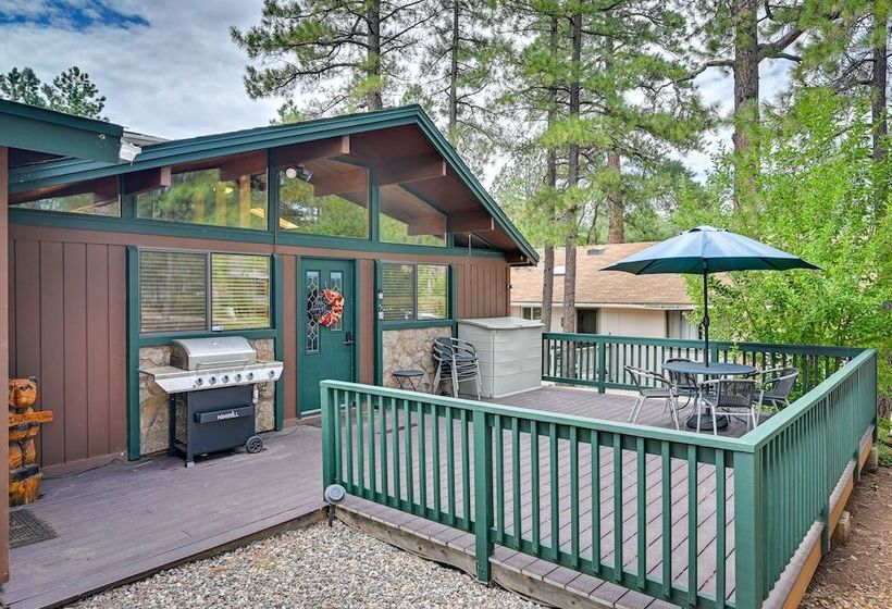 Cozy Munds Park Cabin W/ Fireplace & Deck!