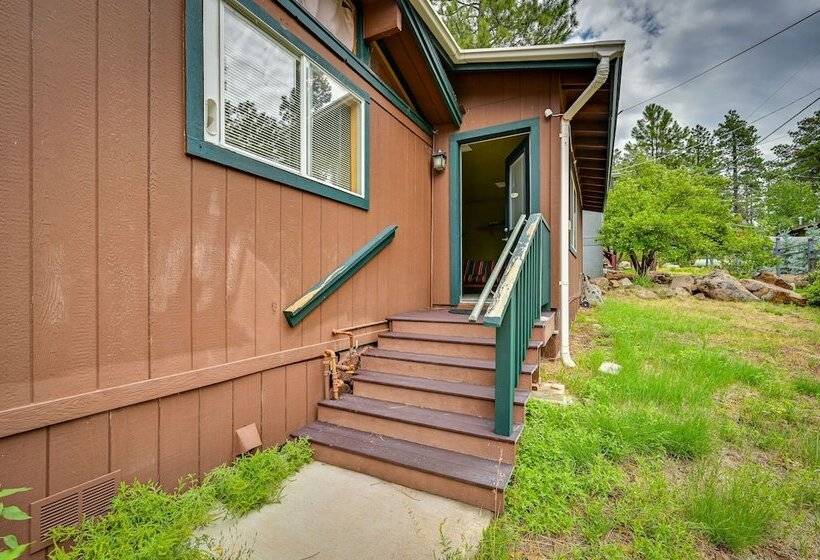 Cozy Munds Park Cabin W/ Fireplace & Deck!