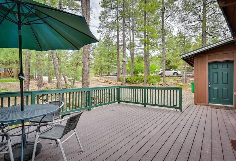 Cozy Munds Park Cabin W/ Fireplace & Deck!