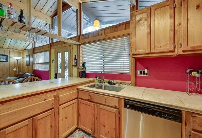 Cozy Munds Park Cabin W/ Fireplace & Deck!