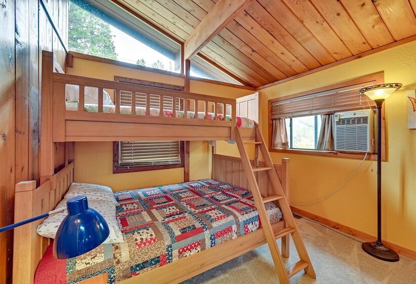 Cozy Munds Park Cabin W/ Fireplace & Deck!