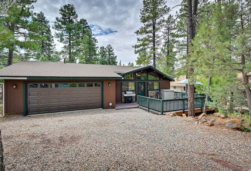 Cozy Munds Park Cabin W/ Fireplace & Deck!