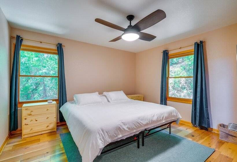 Cozy Murphy Cabin Retreat: Hot Tub & Mtn Views!