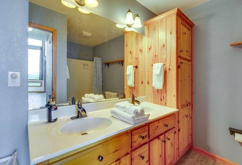 Cozy Murphy Cabin Retreat: Hot Tub & Mtn Views!