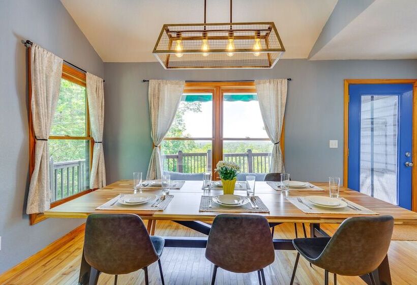 Cozy Murphy Cabin Retreat: Hot Tub & Mtn Views!